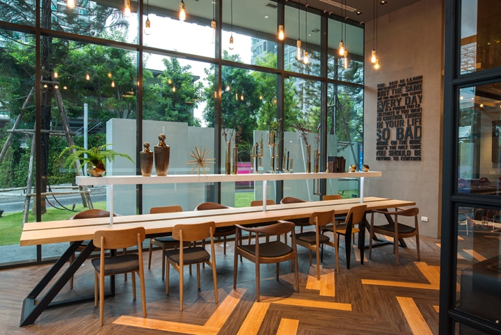 Светлая деревянная мебель в интерьере кофейни в стиле эклектика