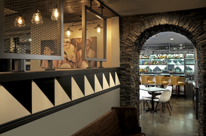 Интерьер ресторана Nico & Vali Italian в итальянском стиле: проход в виде арки