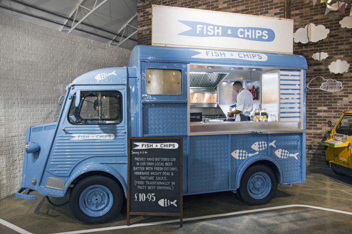 Фургончик с чипсами и закусками из рыбы закусочной Wheatcroft в Великобритании