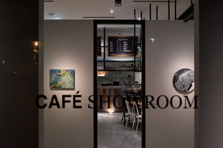 Чудесный внешний вид кафе Showroom
