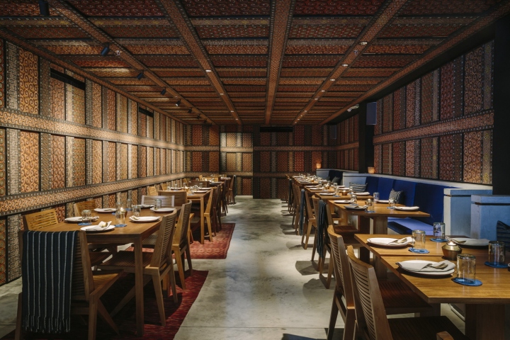 Ресторан с необычным интерьером: светлый глянцевый пол
