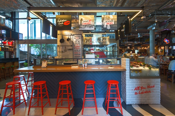 Деревянная столешница барной стойки в современном интерьере маленького кафе
