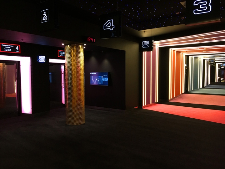 Стили интерьера кинотеатра: яркая подсветка коридора