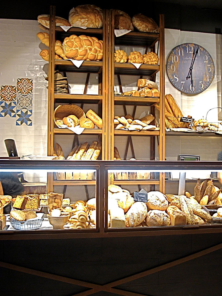 Современный интерьер магазина-пекарни Vallespà