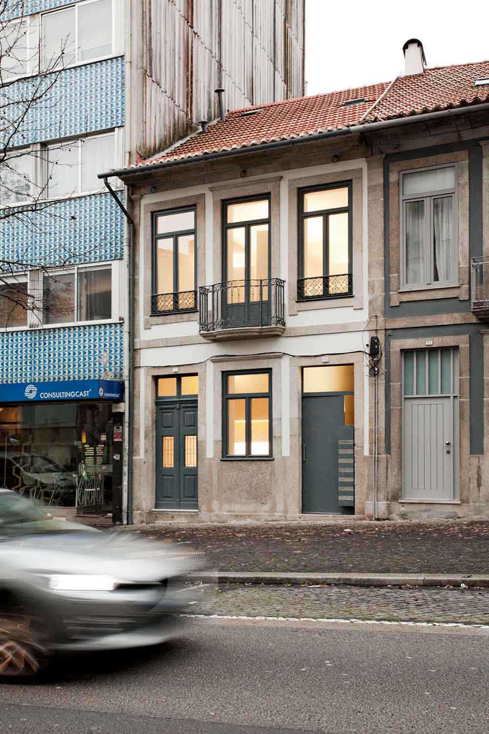 Интерьер маленькой квартиры-студии в светлых оттенках - фасад дома