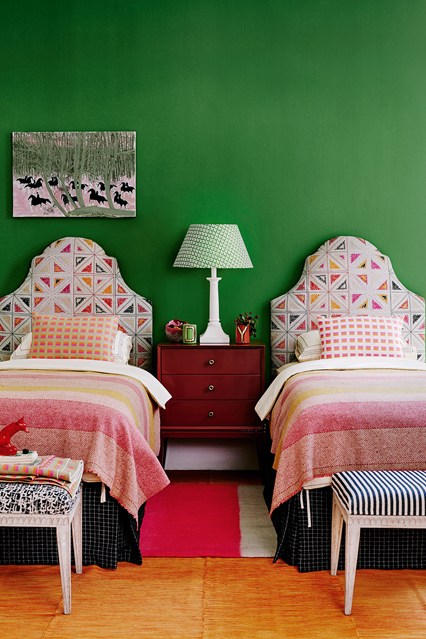 Зеленая стена в спальне