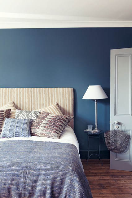 Стена синего цвета в спальне