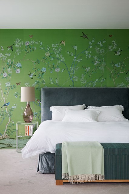 Зеленая стена с росписью в спальне
