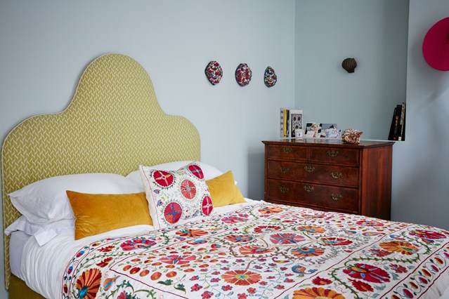 Постельное белье с цветочными мотивами в спальне