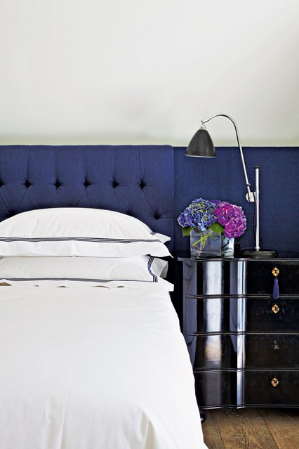 Синее изголовье кровати в спальне