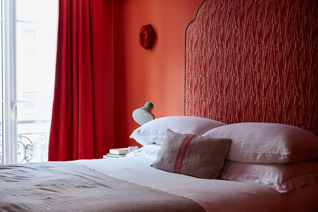 Красная стена и шторы в спальне