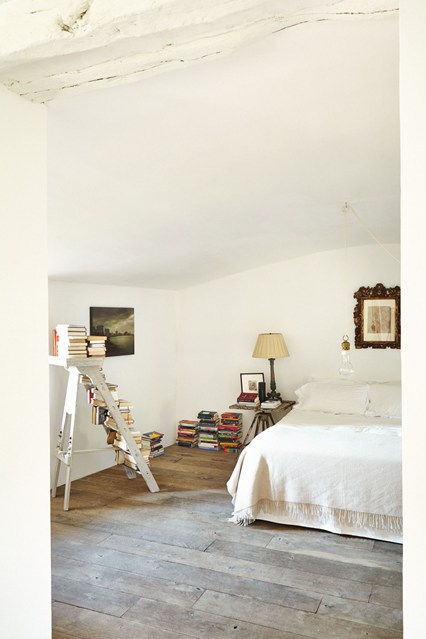 Деревянный пол и белые стены в спальне