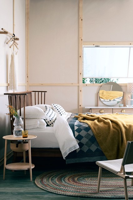 Белые стены с деревянными балками в спальне