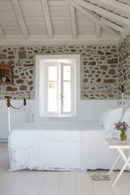 Белое окно в спальне