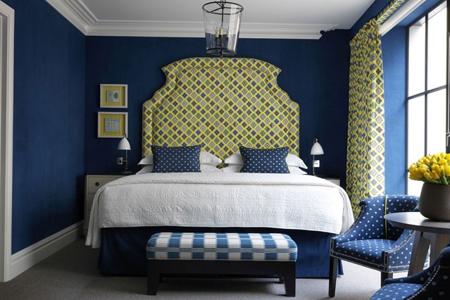 Синяя стена и зеленое изголовье в спальне
