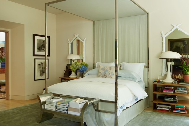 Зеркальная основа кровати и прикроватной скамьи в спальне