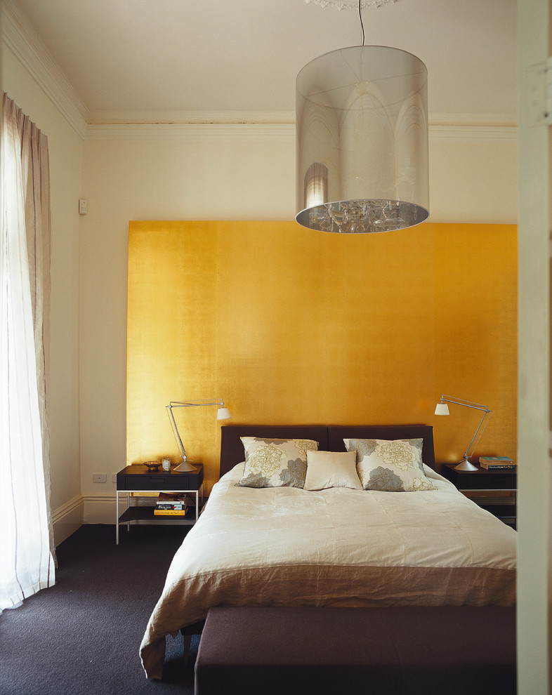 Золотистое оформление стены в спальне