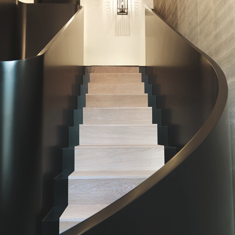 Парадная лестница к квартире в Лондоне от Келли Хоппен