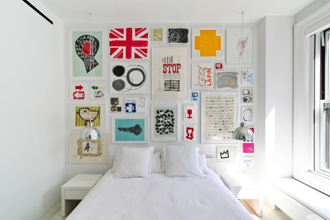 Постеры над кроватью в спальне