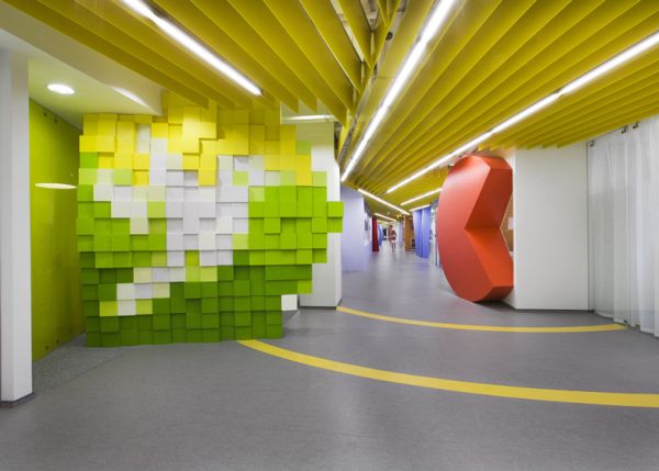 Дизайн помещения штаб-квартиры Яндекс в Санкт-Петербурге, Россия, в жёлтом цвете