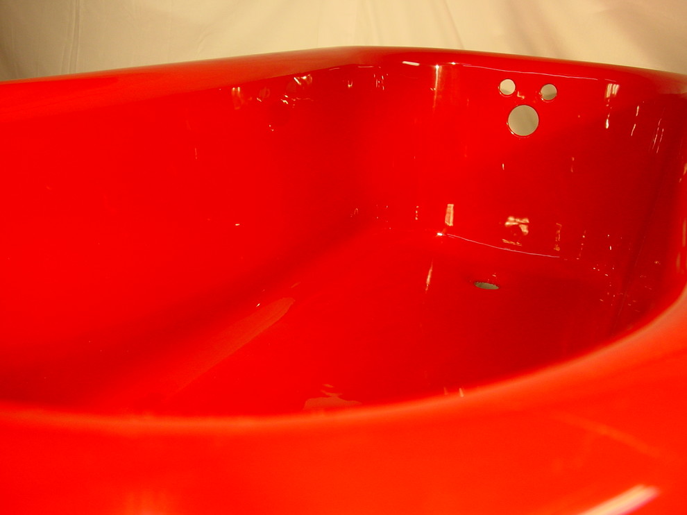 Креативная красная ванна