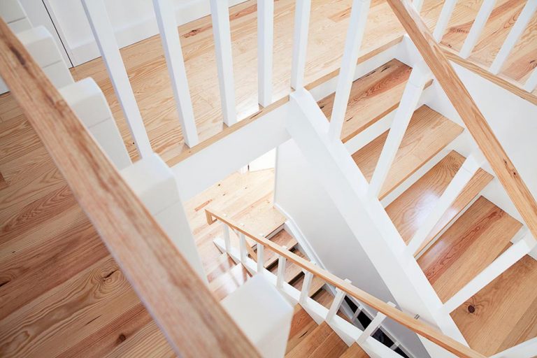 Дизайн двухуровневой квартиры: деревянная лестница