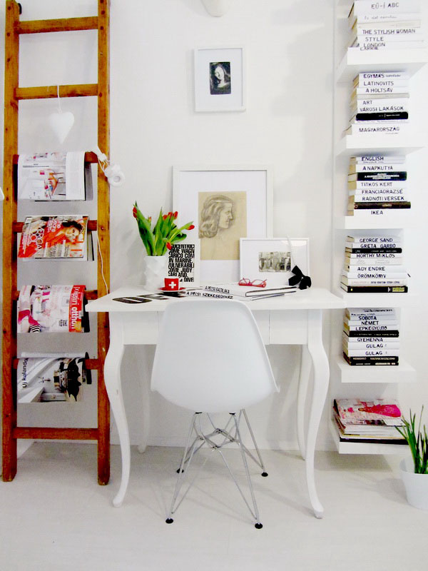 Белый столик в классическом стиле в интерьере домашнего офиса