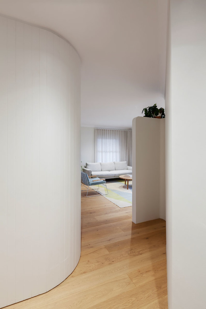 Белый диван в эксклюзивном интерьере квартиры