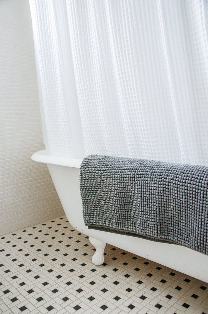 Элегантный интерьер ванной с черно-белой плиткой