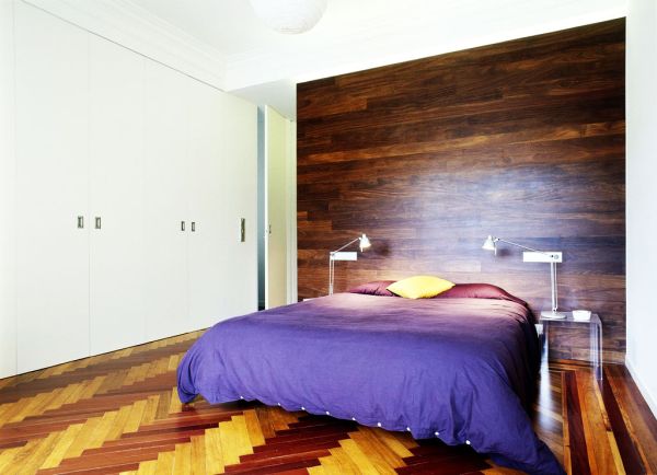 Деревянное оформление стен в спальной комнате