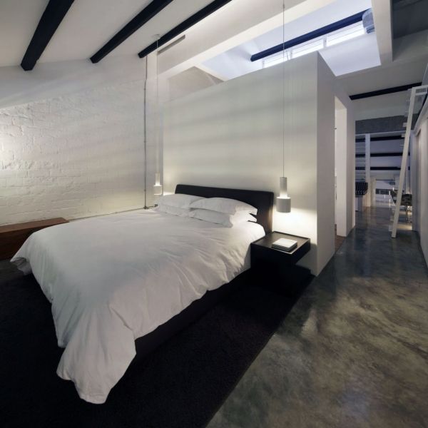 Белое постельное белье черной кровати в спальной комнате