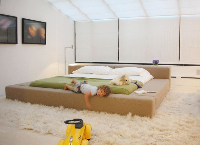 Современный дизайн спальни с кроватью-платформой. Фото 8