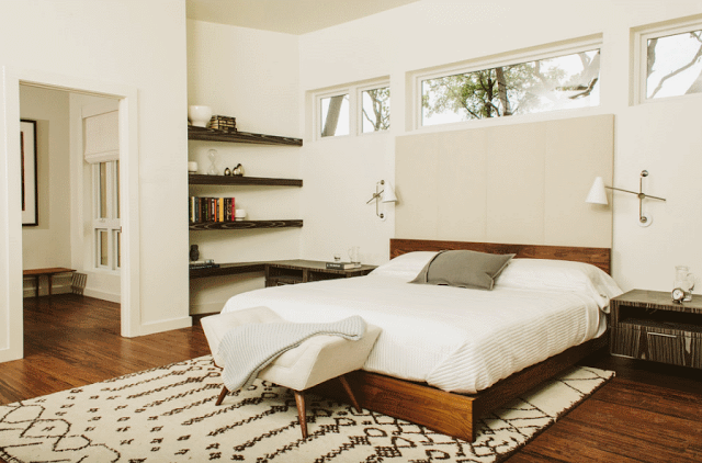 Современный дизайн спальни с кроватью-платформой. Фото 26
