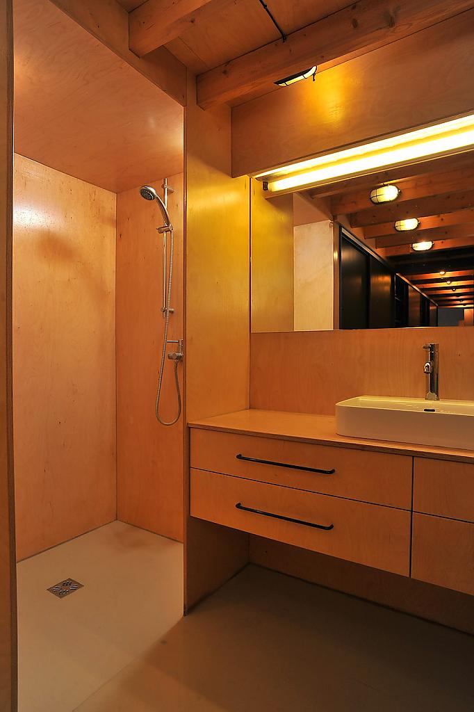Интерьер компактной ванной в лофт-квартире