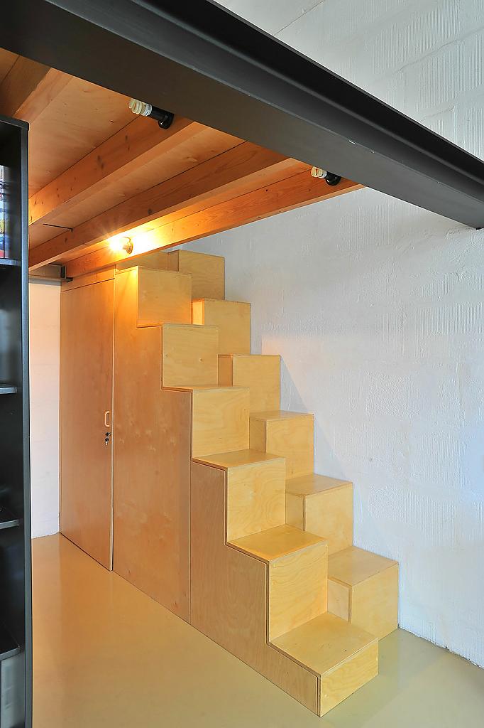 Необычные меж этажные ступеньки с кладовкой в лофт-квартире