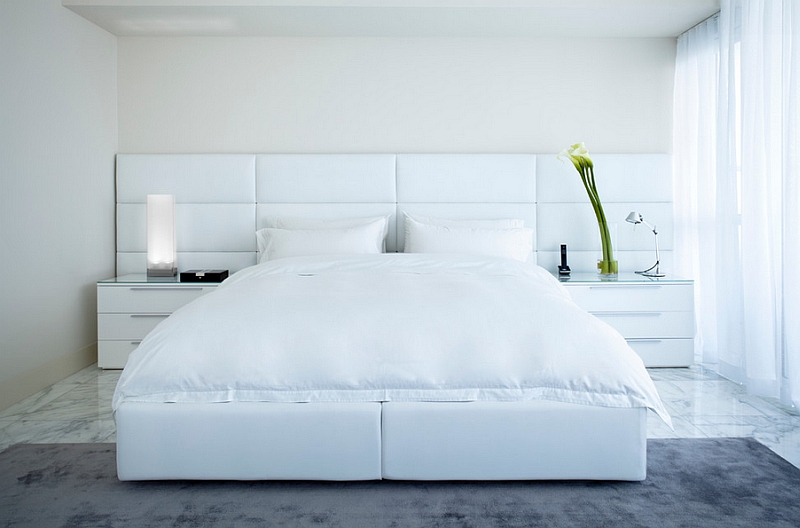 Интерьер белой спальни с контрастным ковром