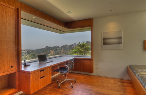 Панорамные окна дают этому домашнему офису отличный вид на окружающую природу