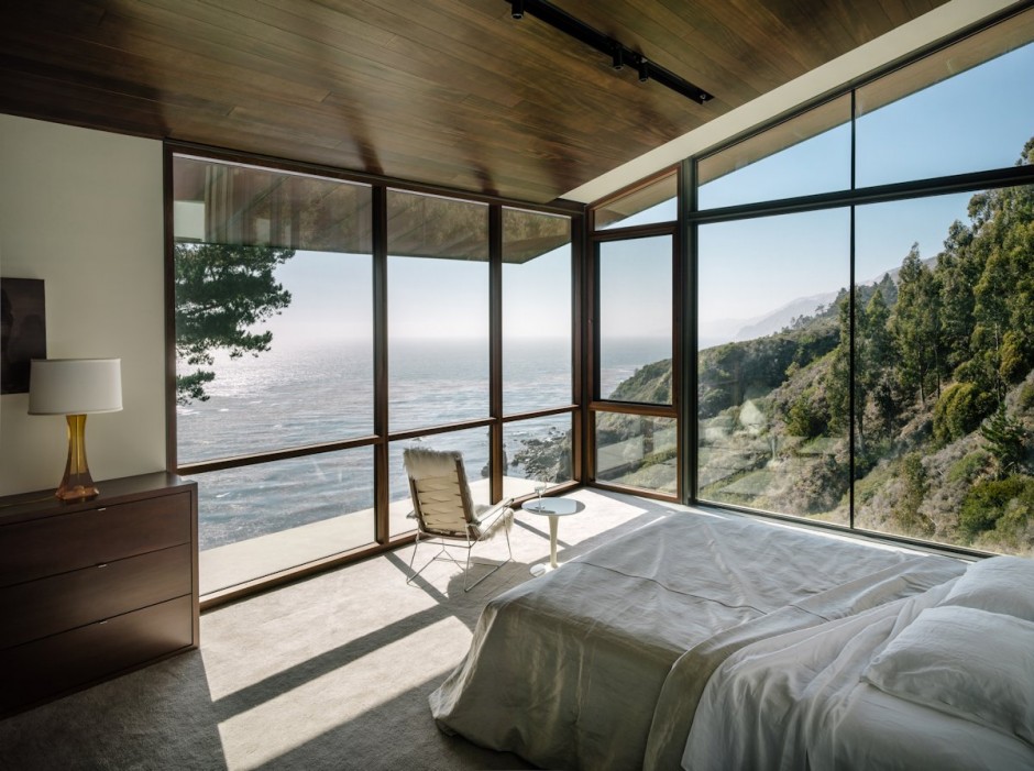 Панорамные окна в спальне
