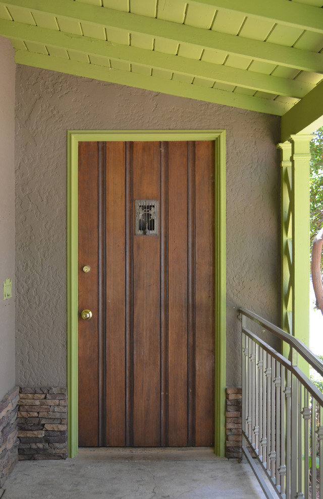 Маленькое окошечко на деревянной входной двери