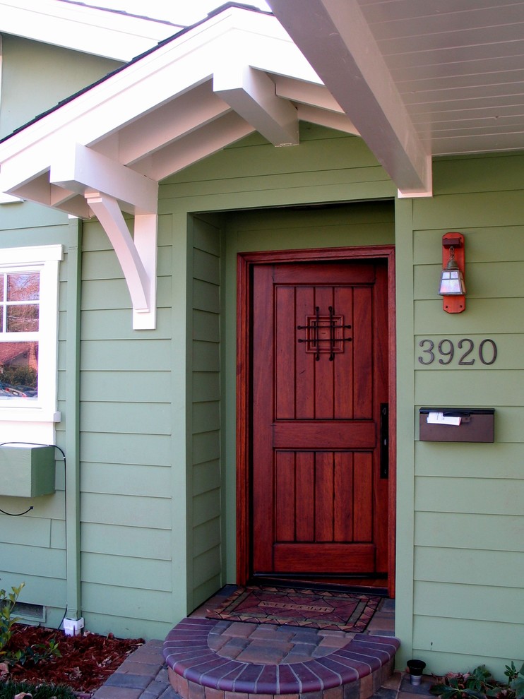 Решетка на красной входной двери