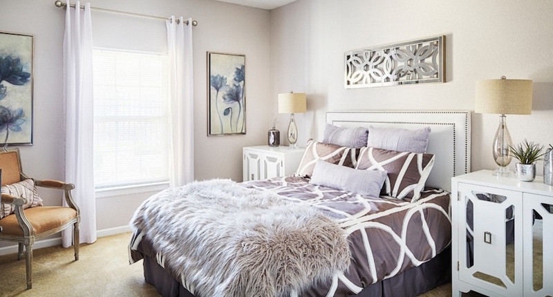Оригинальные прикроватные тумбочки белого цвета в интерьере спальни