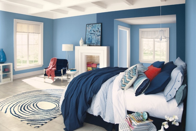 Интерьер спальни с ярко-синими стенами