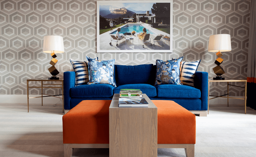 Ярко-синий бархатный диван в интерьере гостиной