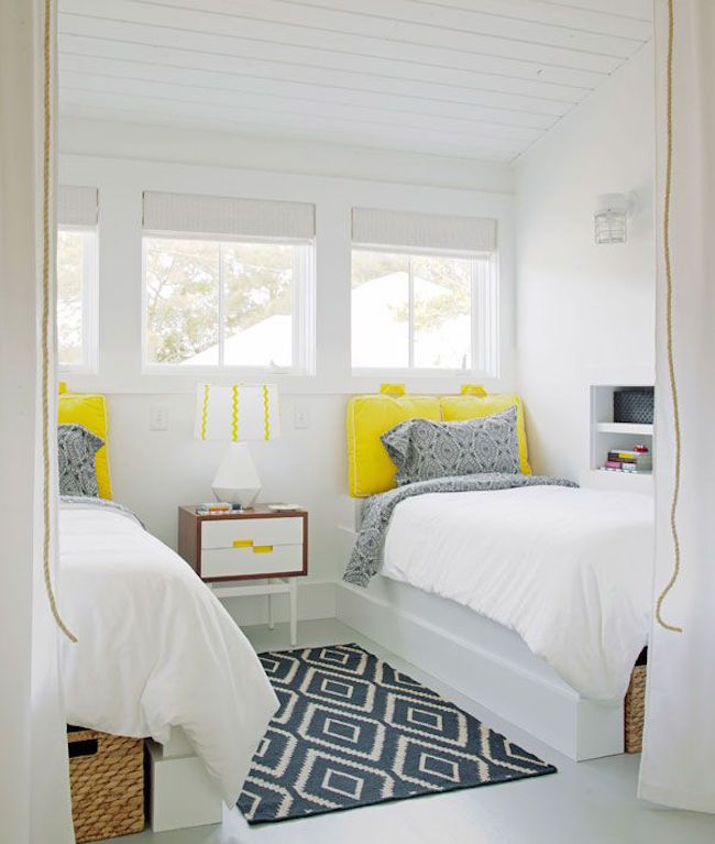 Спальня с двумя кроватями - вкрапления жёлтого