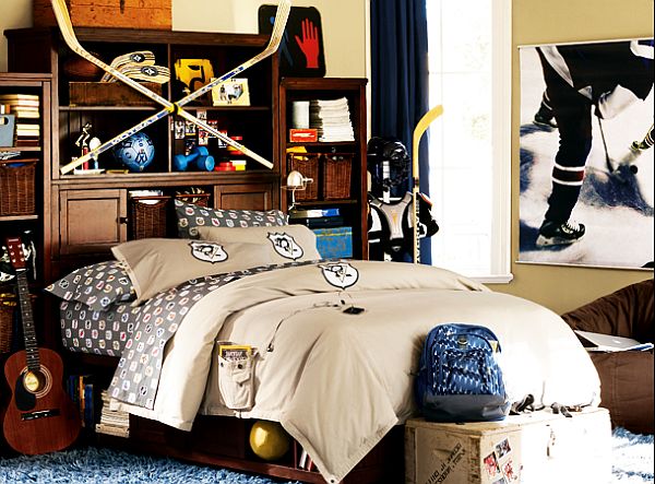 Хоккейные клюшки в оформлении спальни для мальчика