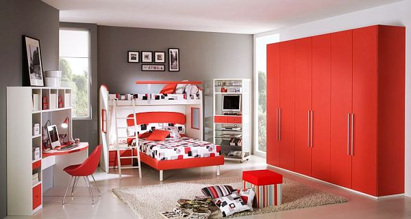 Сочетание белого, красного и серого цветов в оформлении спальни для мальчика