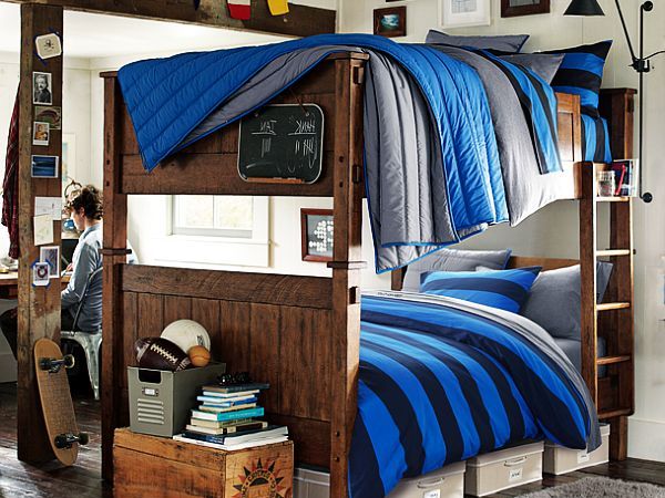 Двухуровневая деревянная кровать в спальне для мальчиков