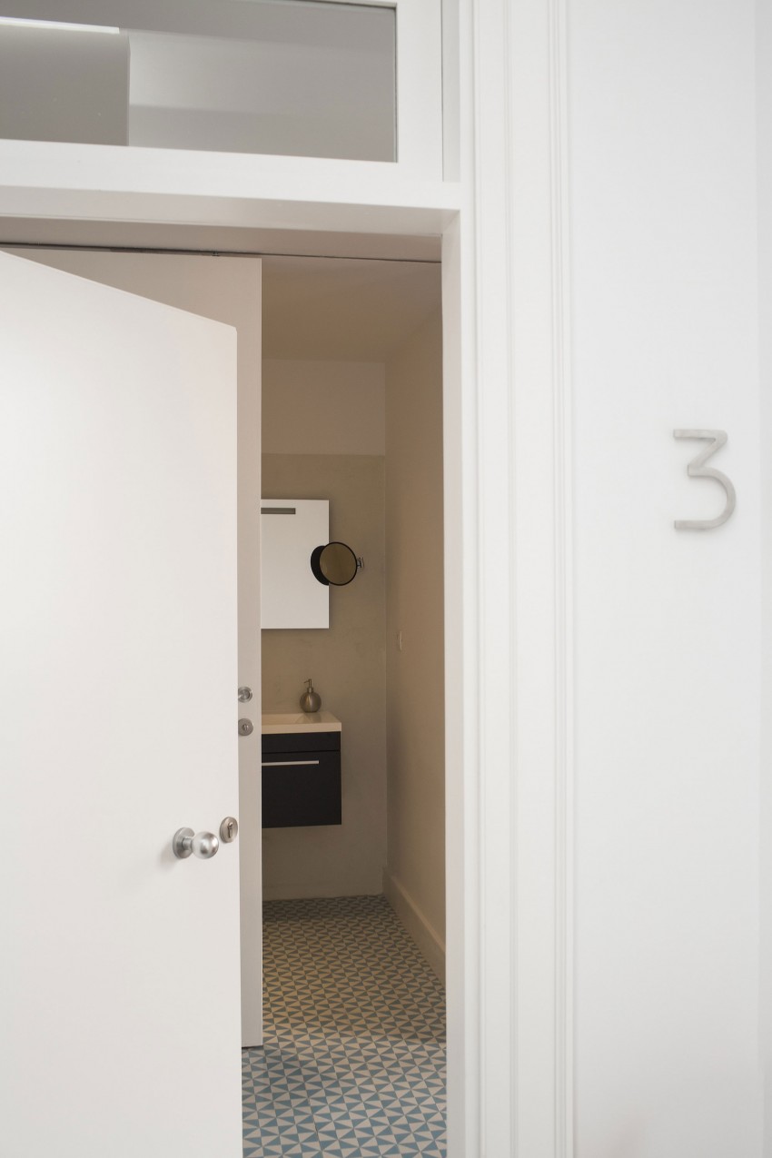 Белые двери в ванную комнату Loft Apartments