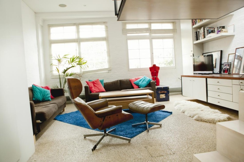 Ярко-синий ковёр и красочные декоративные подушки в оформлении интерьера квартиры