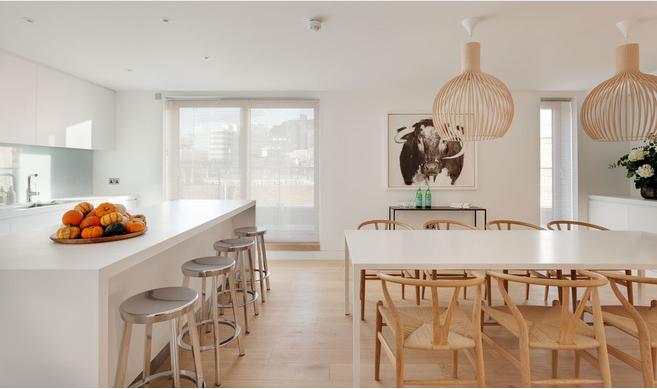 Яркий интерьер квартиры: стулья из дерева и металла
